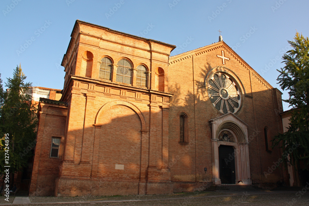 Façade de l'église San Domenico au coucher du soleil à Bologne, Italie