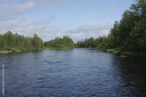 Река среди лесных берегов.