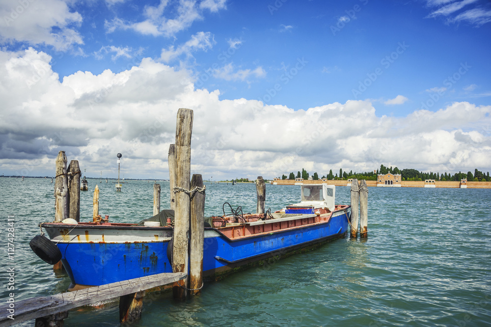 Frachtschiff in der Lagune von Venedig im Hintergrund San Michel