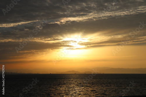 海と夕焼けと島 © 武人 岩重