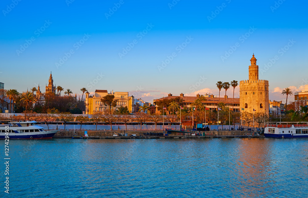 Fototapeta premium Seville sunset skyline torre del Oro and Giralda