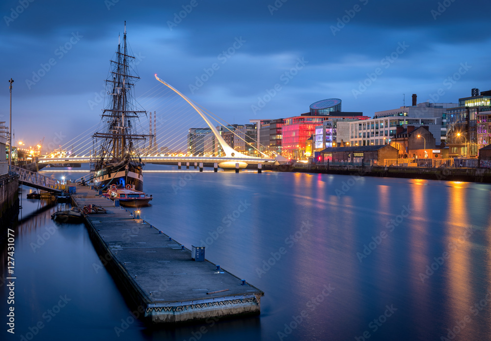 Naklejka premium Rzeka Liffey Dublin Irlandia Europa