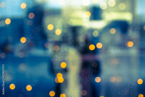 Fotografi the reflection in the window Christmas lights, toys and people as a background, base, bright and festive