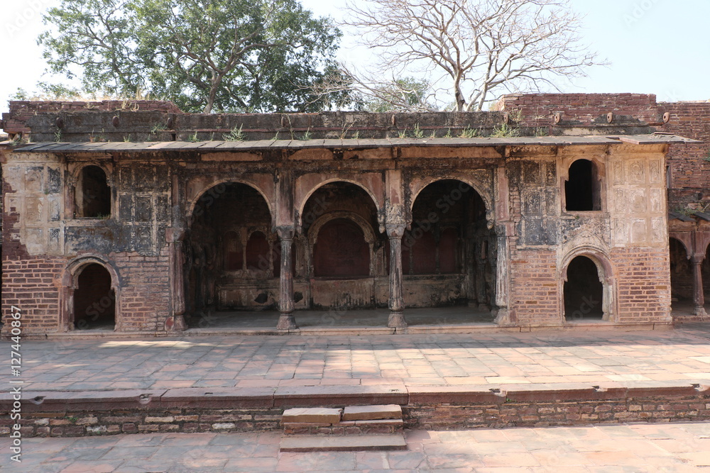 Obraz premium Ruins of thousand years old Narwar Fort, Shivpuri, India lies at a height of 500 feet above sea level, now in a dilapidated condition but the remains indicates its flourishing days.
