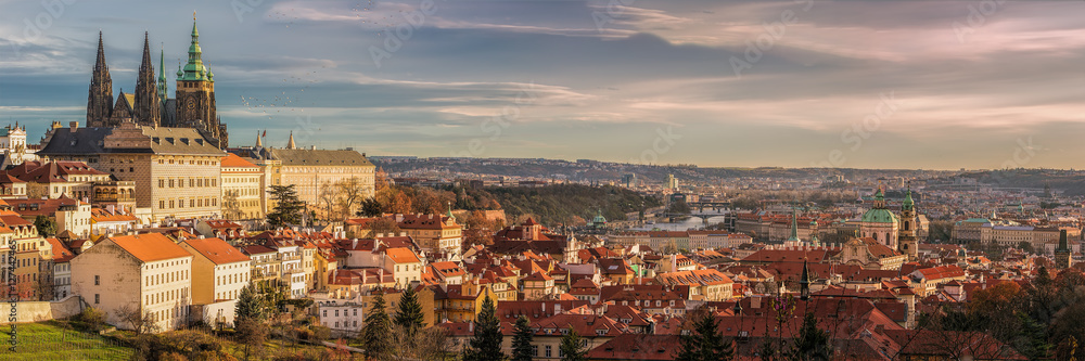 Fototapeta premium Panorama Pragi z Zamkiem Praskim, Praską Wełtawą i wieloma innymi