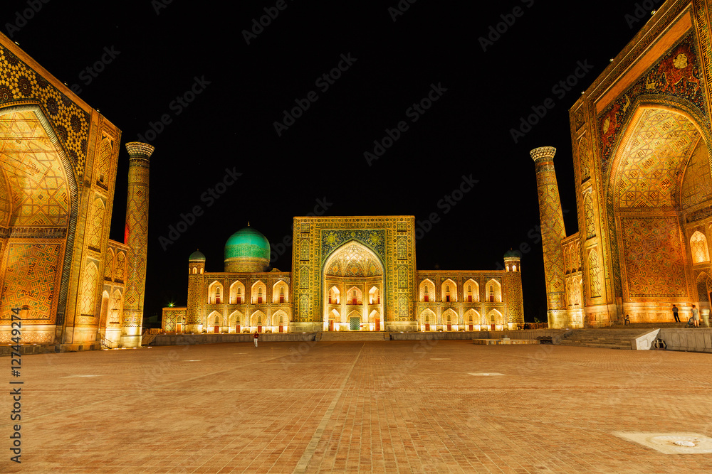 Samarkand Registan Square at nigth. Tilla-Kari Madrasa - obrazy, fototapety, plakaty 