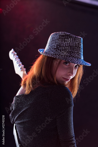Fotografi intense look of a popstar from behind