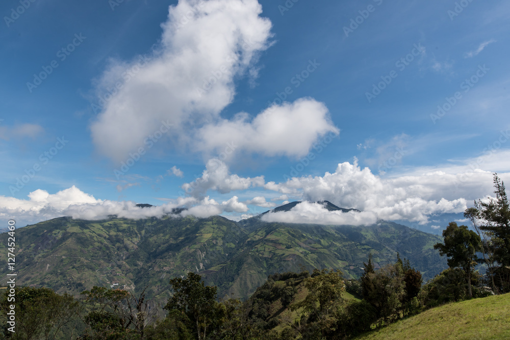 Casa del Arbol, swing and treehouse vis-a-vis volcan Tungurahua