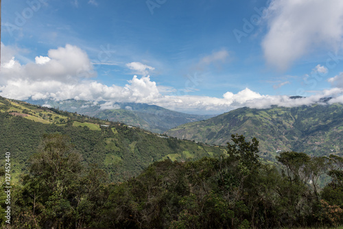 Casa del Arbol, swing and treehouse vis-a-vis volcano Tungurahua