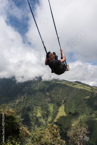 Casa del Arbol, swing and treehouse vis-a-vis volcano Tungurahua