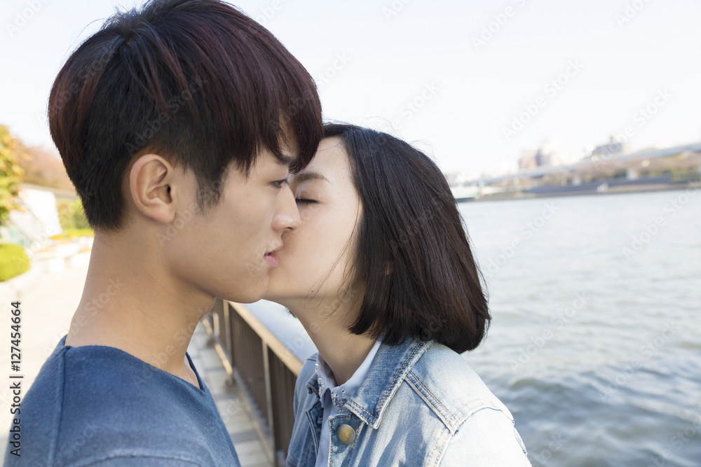 男女 恋人 カップル キス 口づけ 愛 幸せ 屋外 隅田川 Stock 写真 Adobe Stock 男女 恋人 カップル キス 口づけ 愛 幸せ 屋外 隅田川 Stock 写真 Adobe Stock