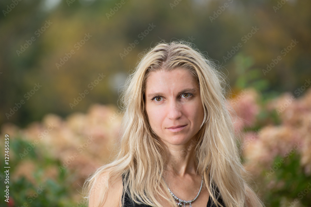 Naklejka premium Portrait of a attractive blonde young woman with blurred background