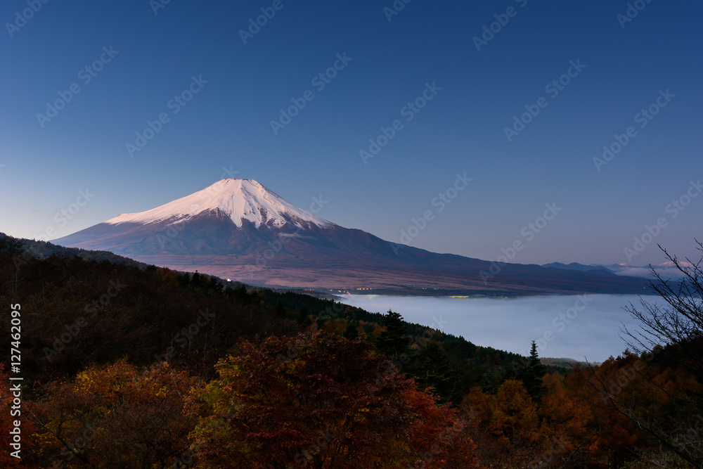 雲海の上、朝日に赤く染まる富士山