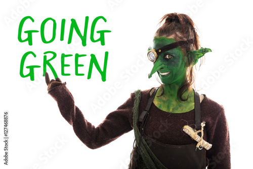 Bild auf Leinwand grüner Kobold zeigt auf text, going green, nachhaltigkeit und