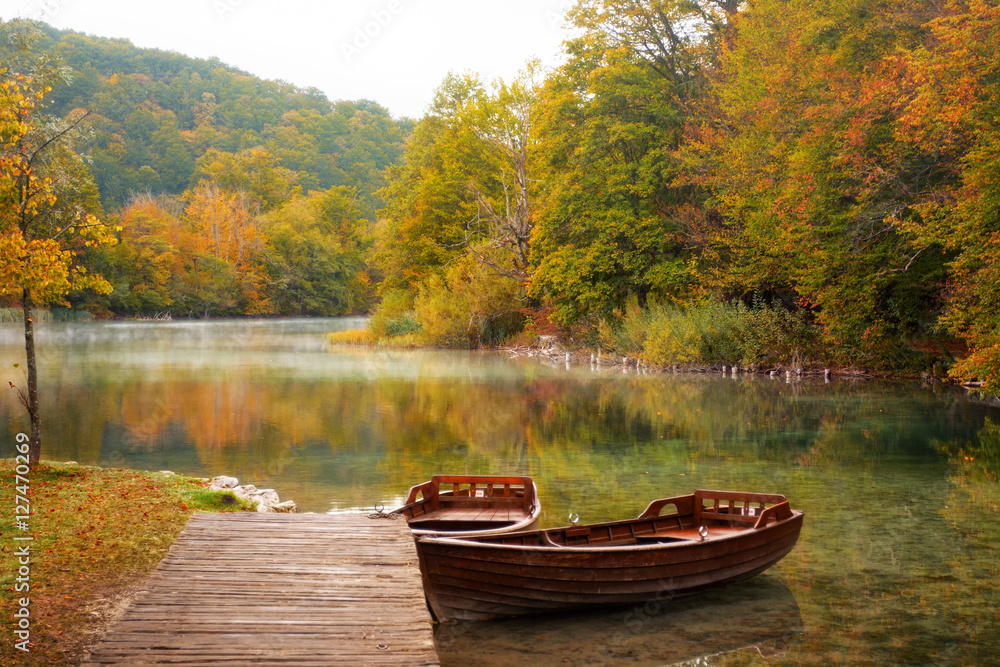 Bootsanlegestelle an einem See in Herbstlicher Stimmung