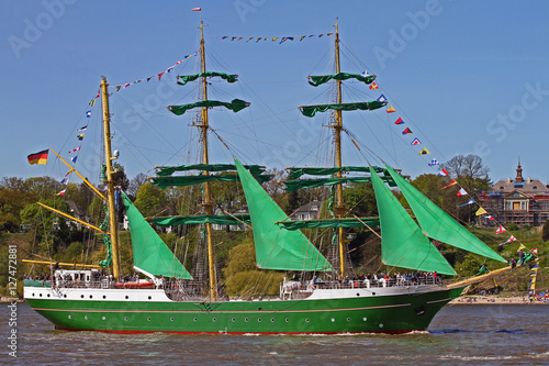 grünes Segelschiff