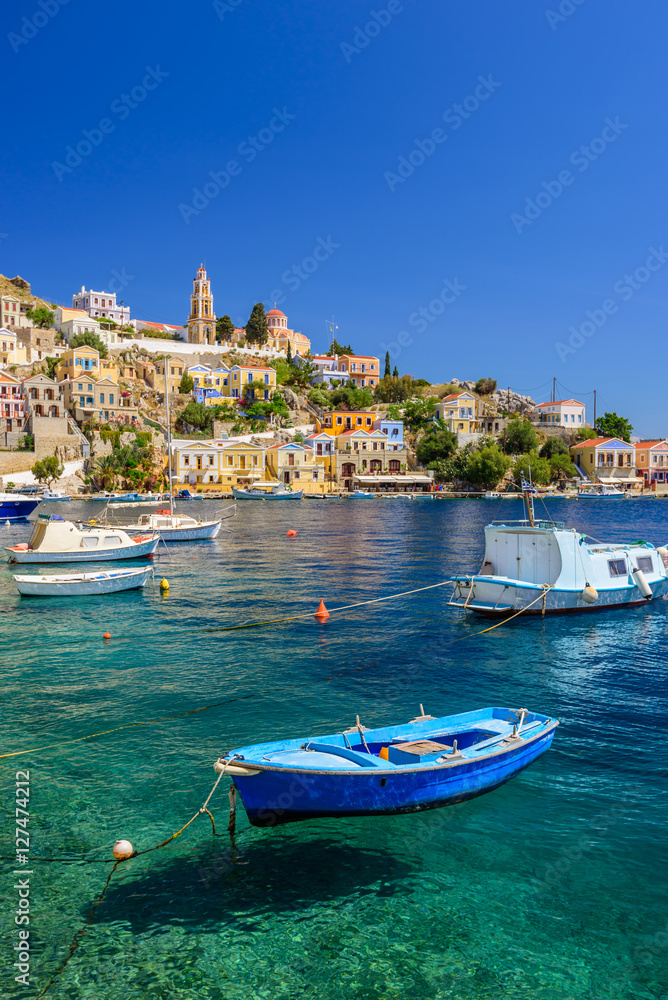 Naklejka premium Malownicze nabrzeże na greckiej wyspie Symi, Dodekanez, Grecja.