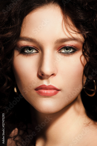 Canvas-taulu Brunette girl with a curly hairstyle, modern make-up and carnivore look