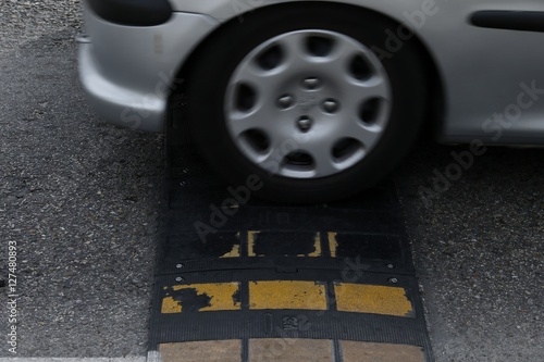 Reductor de velocidad o banda de frenado, brusca variación que sobresale del pavimento y lo atraviesa de lado a lado, para inducir a los conductores a reducir la velocidad de su vehículo. photo