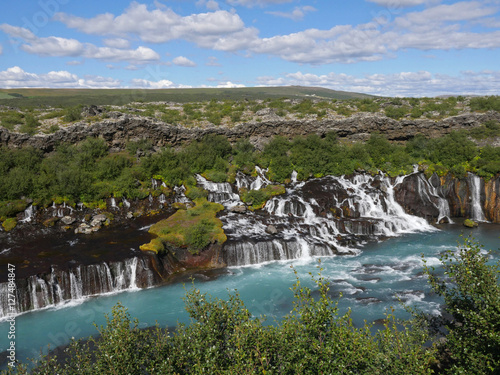 Die Wasserfälle Hraunfossar im Westen von Island