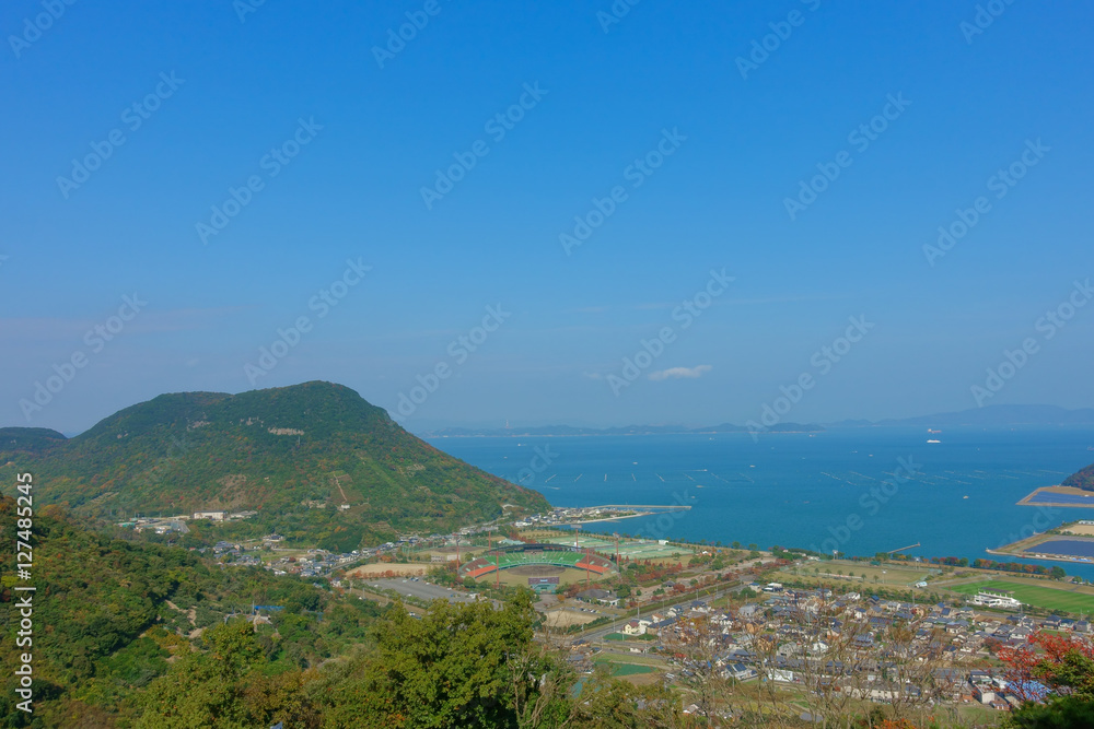 香川県総合運動公園と瀬戸内海(秋の五色台から撮影)