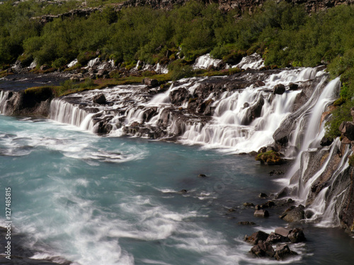 Die Wasserfälle Hraunfossar im Westen von Island