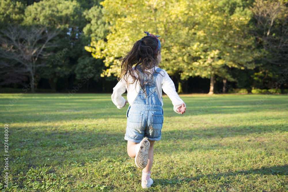 走る女の子の後姿 走る女の子の後姿