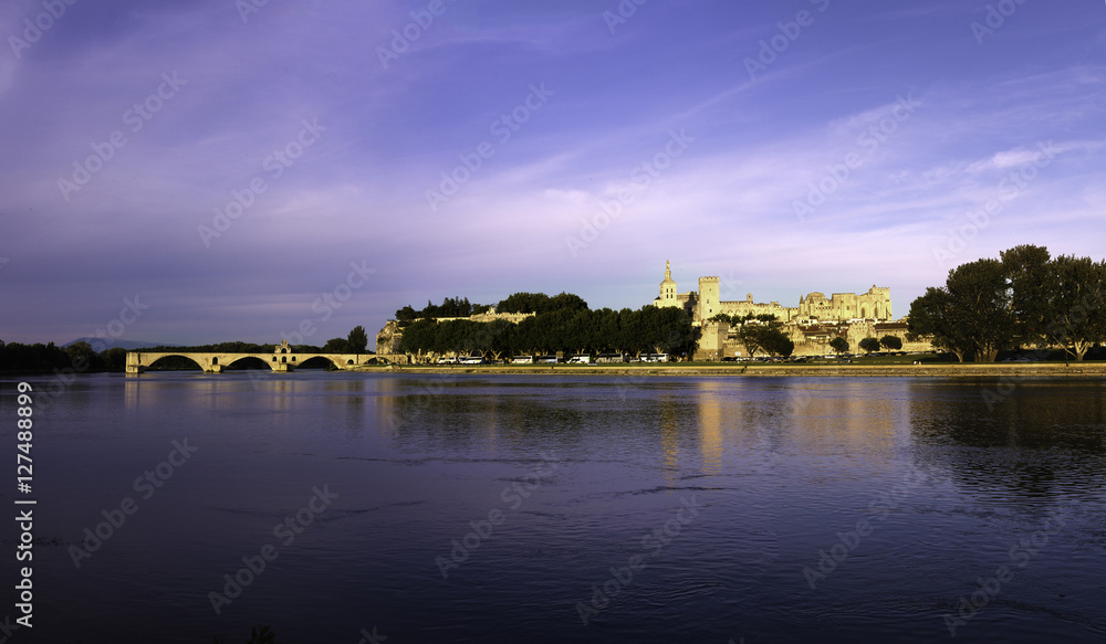 Sur le pont d’Avignon L'on y danse, l'on y danse Sur le pont d’Avignon L'on y danse tout en rond. Sur le pont d’Avignon L'on y danse, l'on y danse Sur le pont d’Avignon L'on y danse tout en rond.