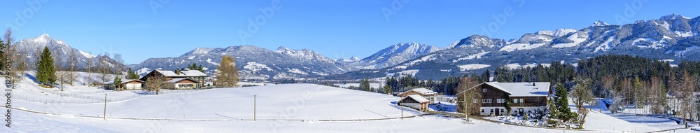 Panorama im winterlich verschneiten Allgäu