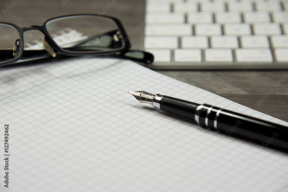 Blatt Papier, Brille und ein Stift Blatt Papier, Brille und ein Stift