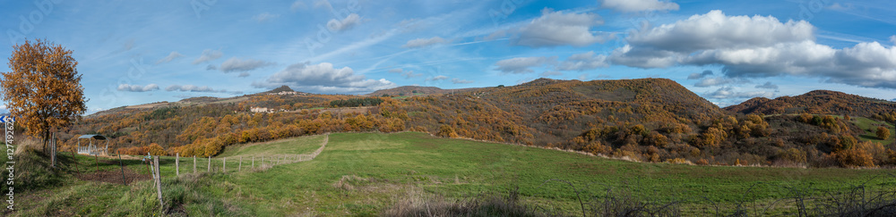 paysage d' Auvergne aux couleurs d' automne paysage d' Auvergne aux couleurs d' automne