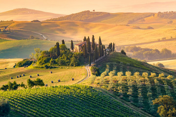 Papier peint photo Le salon Paysage rural de campagne toscane  © ronnybas