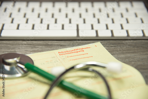 Krankenschein und ein Stethoskop photo