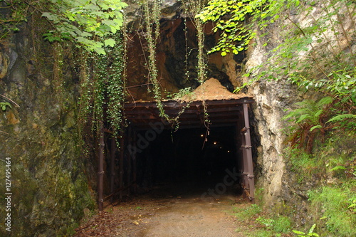Entrada a un túnel de transporte de carbón de un valle minero asturiano