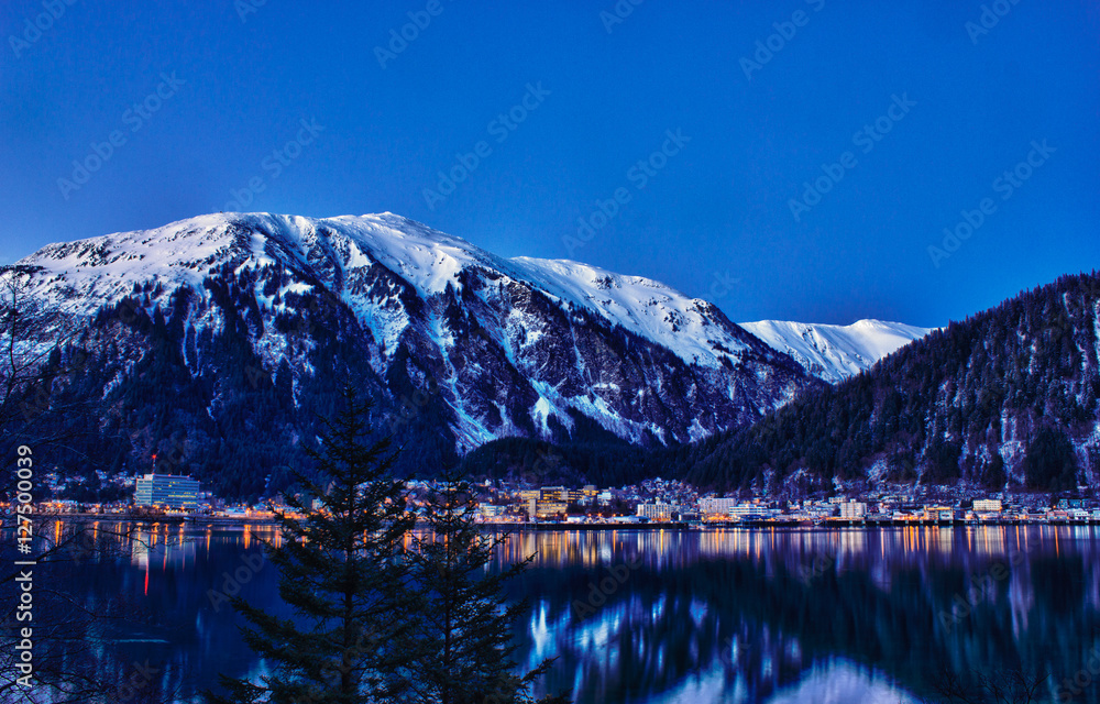 Obraz premium Winter time in Juneau Alaska have thee lights on early