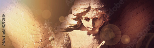 Fototapeta złoty anioł w słońcu (antyczny posąg)