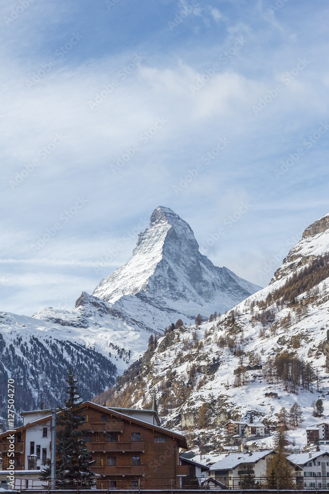 Verschneites Matterhorn von Zermatt aus gesehen / Berggipfel und Berglandschaften in Zermatt Wallis Schweiz