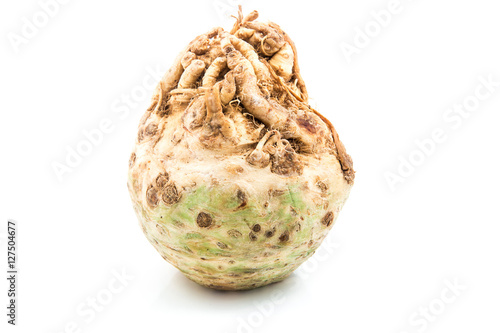 sedano rapa fresco su fondale bianco 