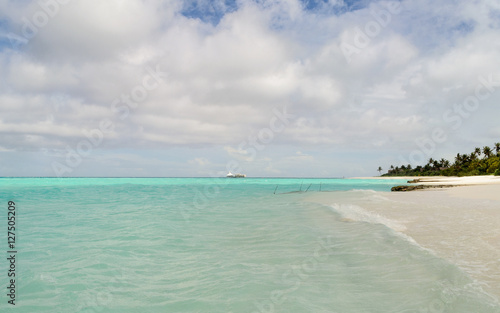 Playa de arena blanca en Islas Maldivas, Océano ïndico © gurb101088