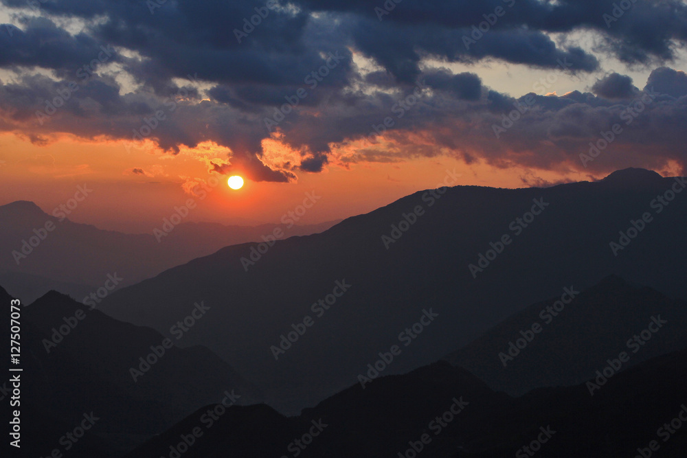 Obraz premium Sunset behind the mountain,Sapa Vietnam