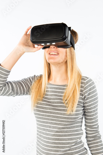 bellissima ragazza guarda VR realtà virtuale metà trasformato vista frontale isolato su sfondo bianco