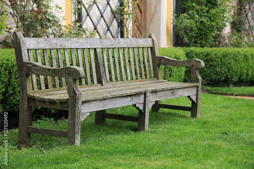 Hölzerne Gartenbank auf dem Rasen