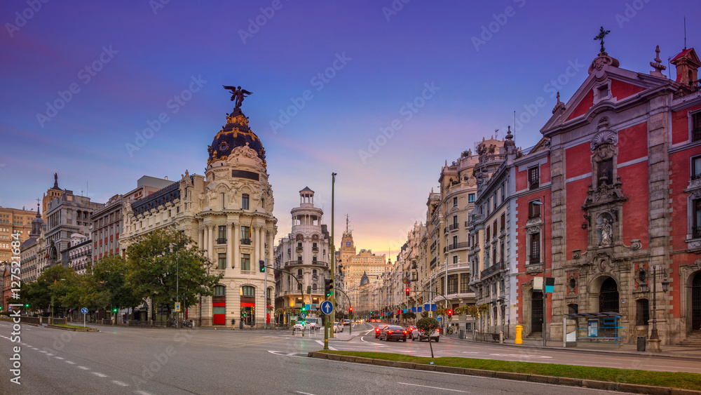 Obraz premium Madryt. Panoramiczny obraz miasta Madryt, Hiszpania podczas wschodu słońca.