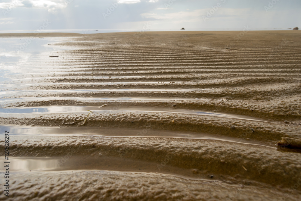 Naklejka premium Sand shaped by waves on the beach