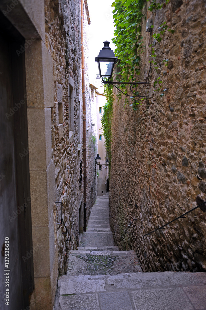Narrow back street in the Jewish quarter, Girona, Spain