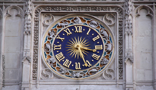 Horloge bleue et or église Saint-Germain-l'Auxerrois à Paris