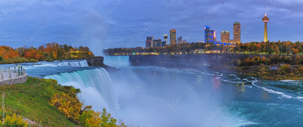 Obraz premium Wodospad Niagara w nocy