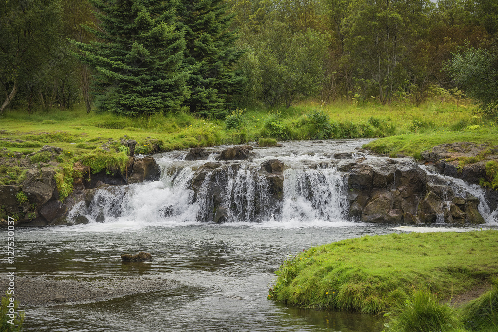 Obraz premium Wonderful waterfal in Iceland in Autumn colors