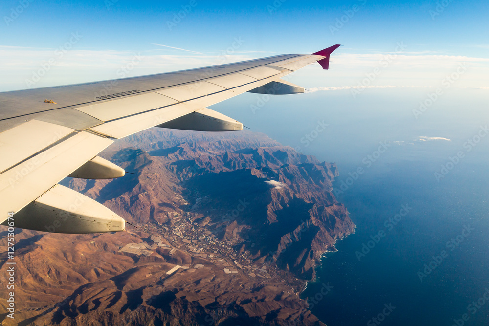 Obraz premium Looking through window aircraft during flight in wing with top view