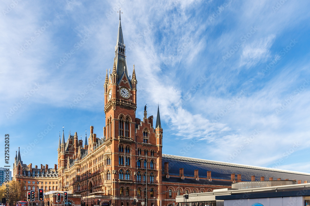 Fototapeta premium Saint pancras train station in winter, London, England
